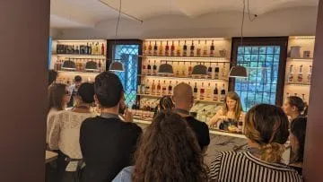 Mixology preparazione cocktail alcolici e analcolici con bartender