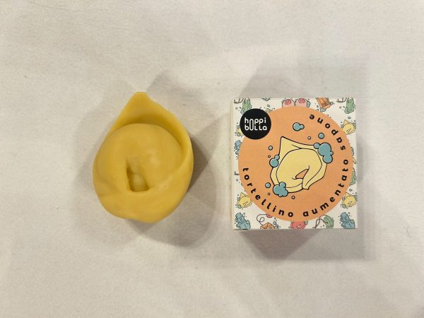 Sapone solido a forma di tortellino (giallo) al profumo di pepe rosa