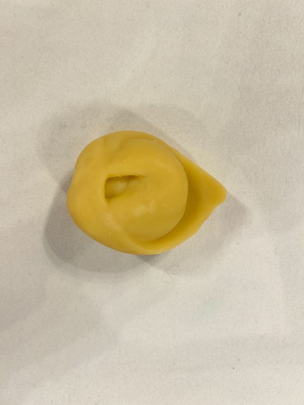 Sapone solido a forma di tortellino (giallo) al profumo di pepe rosa - immagine 3