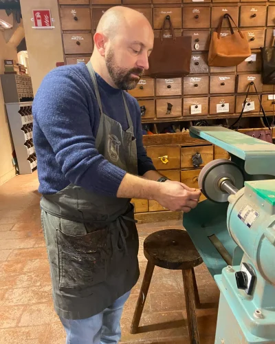 pellettiere che lavora la pelle