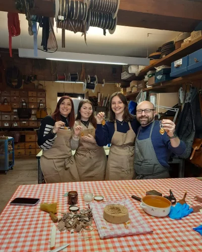 momento di creazione del portachiavi in pelle a forma di tortellino